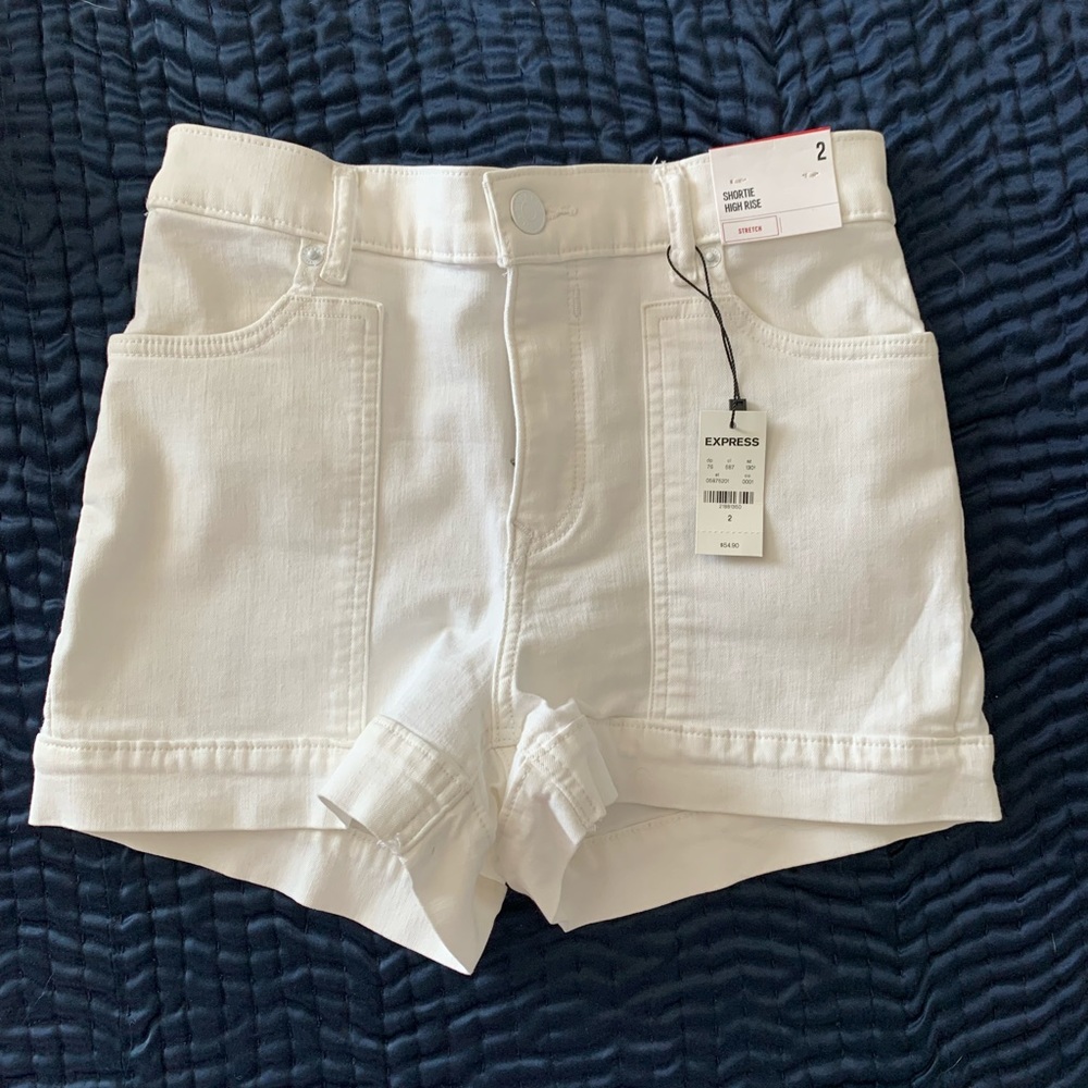 NWT!! Express Stretch Shortie High Rise jean shorts in off-white (color 587)